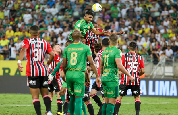 São Paulo volta a jogar mal e, com um a mais, perde para América-MG